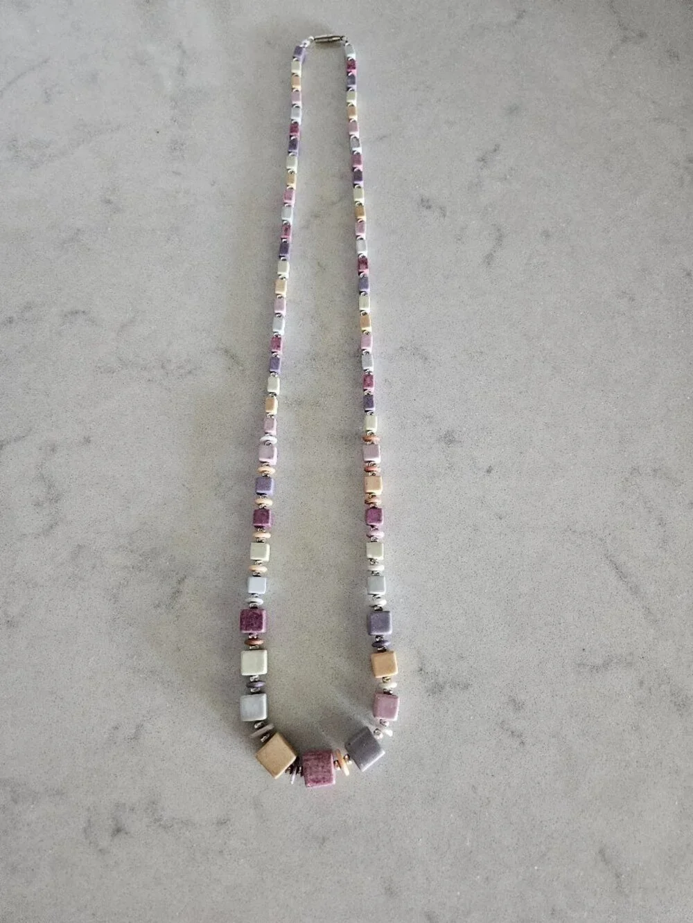 RARE & VINTAGE NECKLACE W/ CUBES & DISKS IN MUTED TONES OF ROSE, PLUM, TAN, GRAY